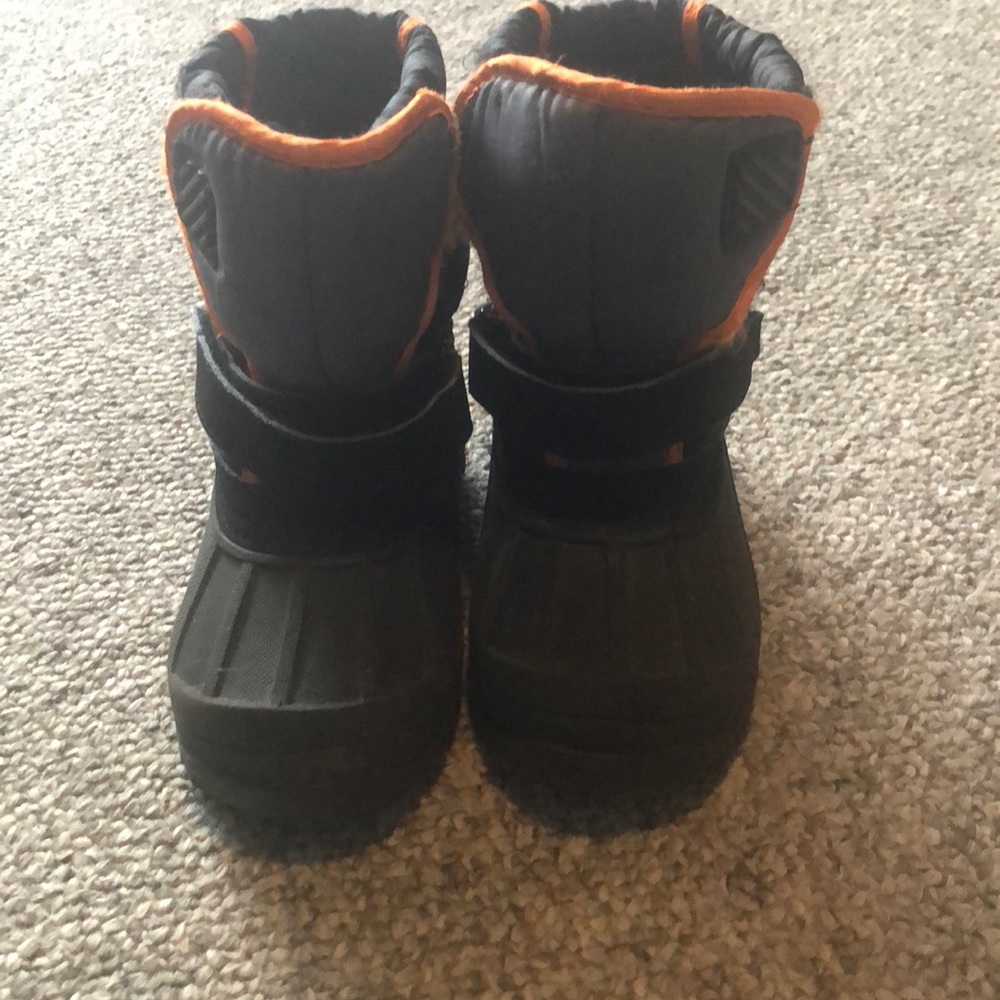 Boys size 9 snow boots